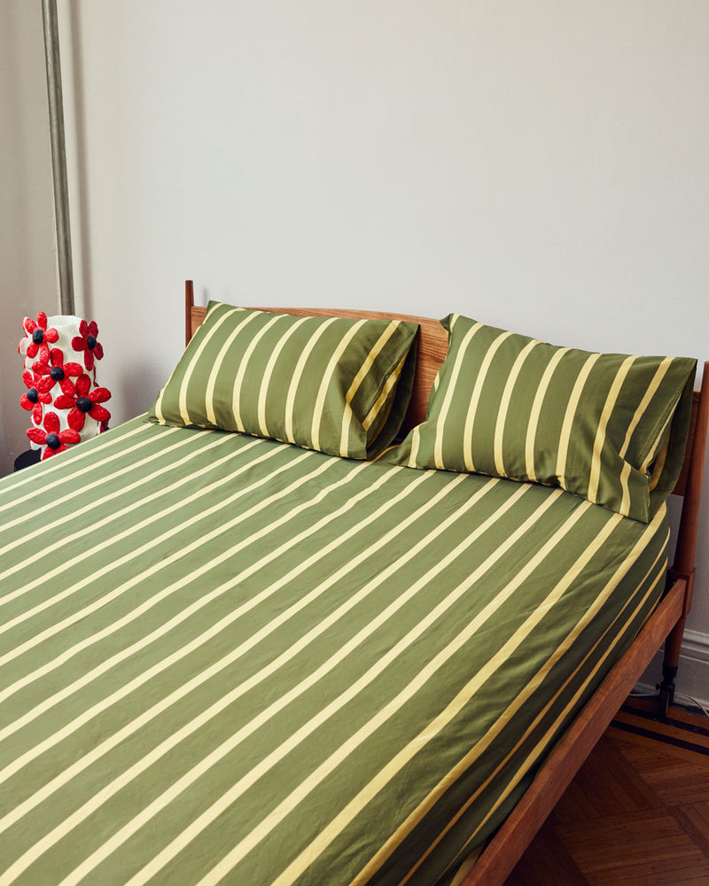 Sheeting in dark green and cream. 100% cotton sateen Fitted sheet