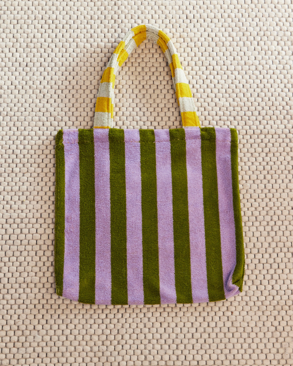 She stripes sea stripes in a tote bag.