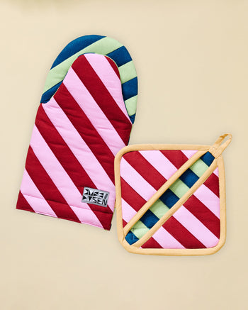 ["", " We made this bundle French so it knows a lot about food <br> Includes 1 Oven Mitt and 1 Pot Holder"]