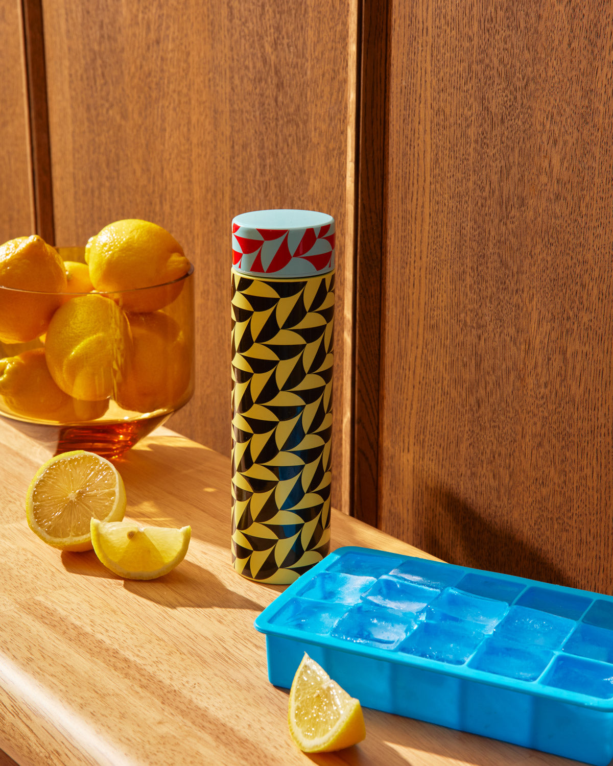 Scallop thermal bottle with lemon slices and ice
