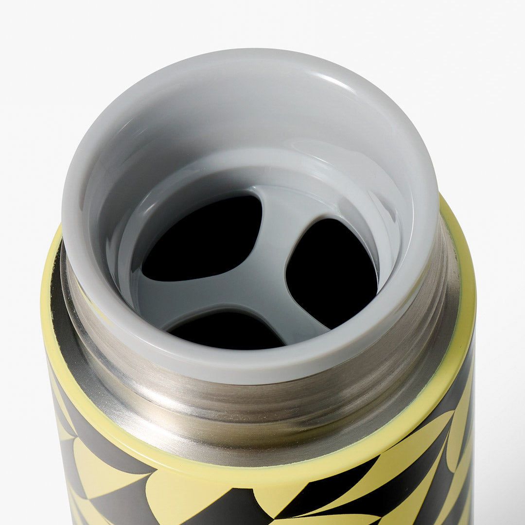 scallop bottle mouth opening detail shot