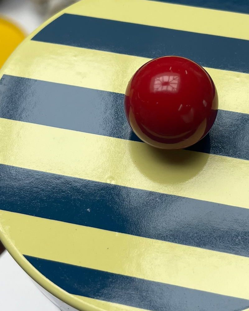 Canister lid with slight bubble on lid