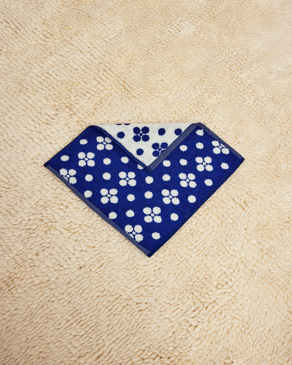 Lisa Washcloth flat on cream Rug