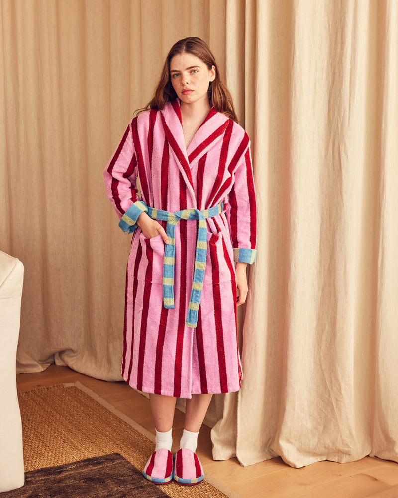 ["Erin wearing pink and red robe ", " Everyone will want to Steal Magnolia <br> Erin is 5'8\" and wears a M, Shereen is 5'5\" and wears a S, Jesse is 6'2\" and wears an XL, Carmen is 5'3\" and wears a 1X"]