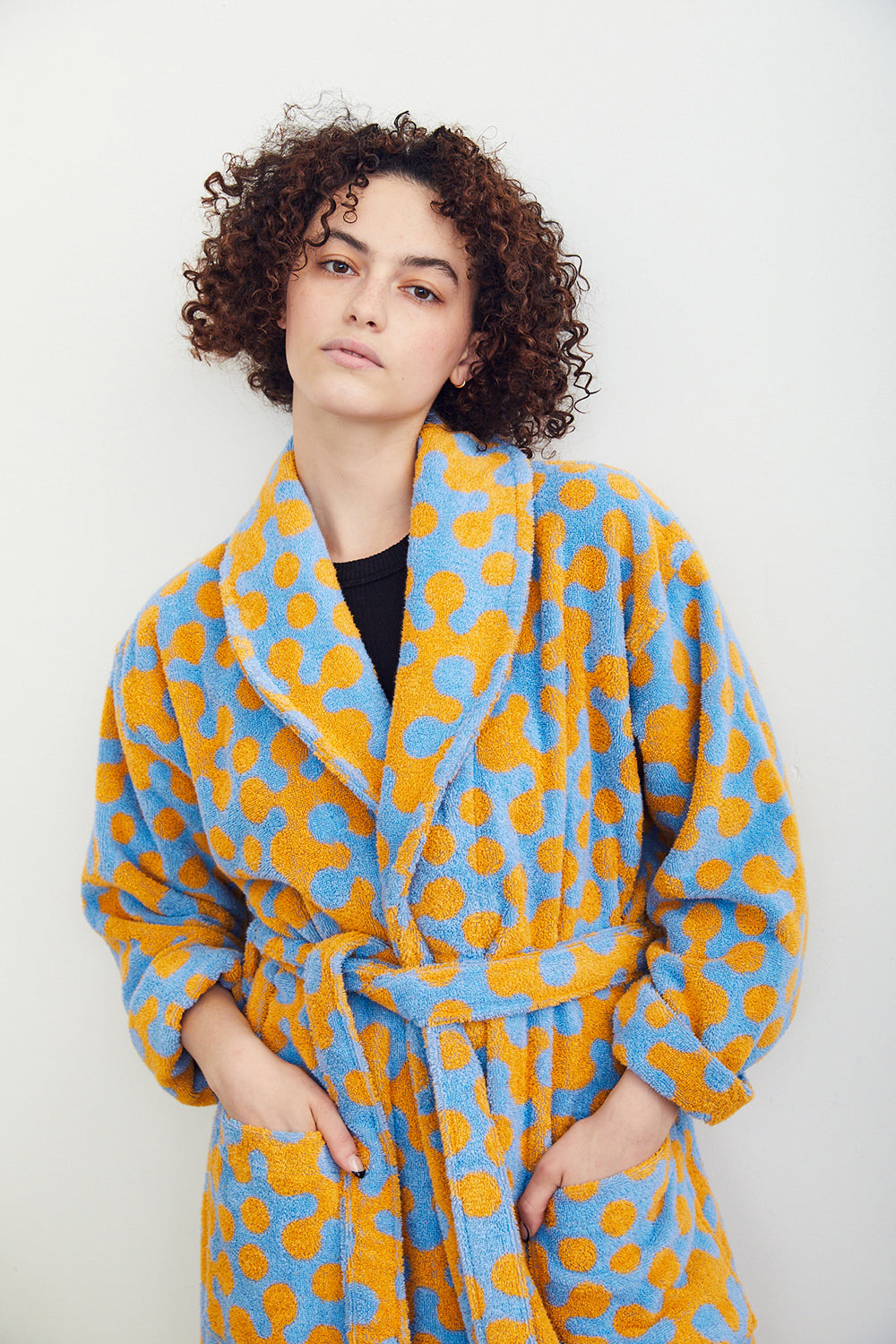 Bathrobe in Atom pattern. Cotton terry bathrobe with shawl collar, patch pockets, and tie in cornflower and marigold Atom pattern. 100% cotton terry, 450 gsm. Made in Turkey. This item is Oeko-Tex Standard 100 certified (no harmful chemicals were used during its production).
